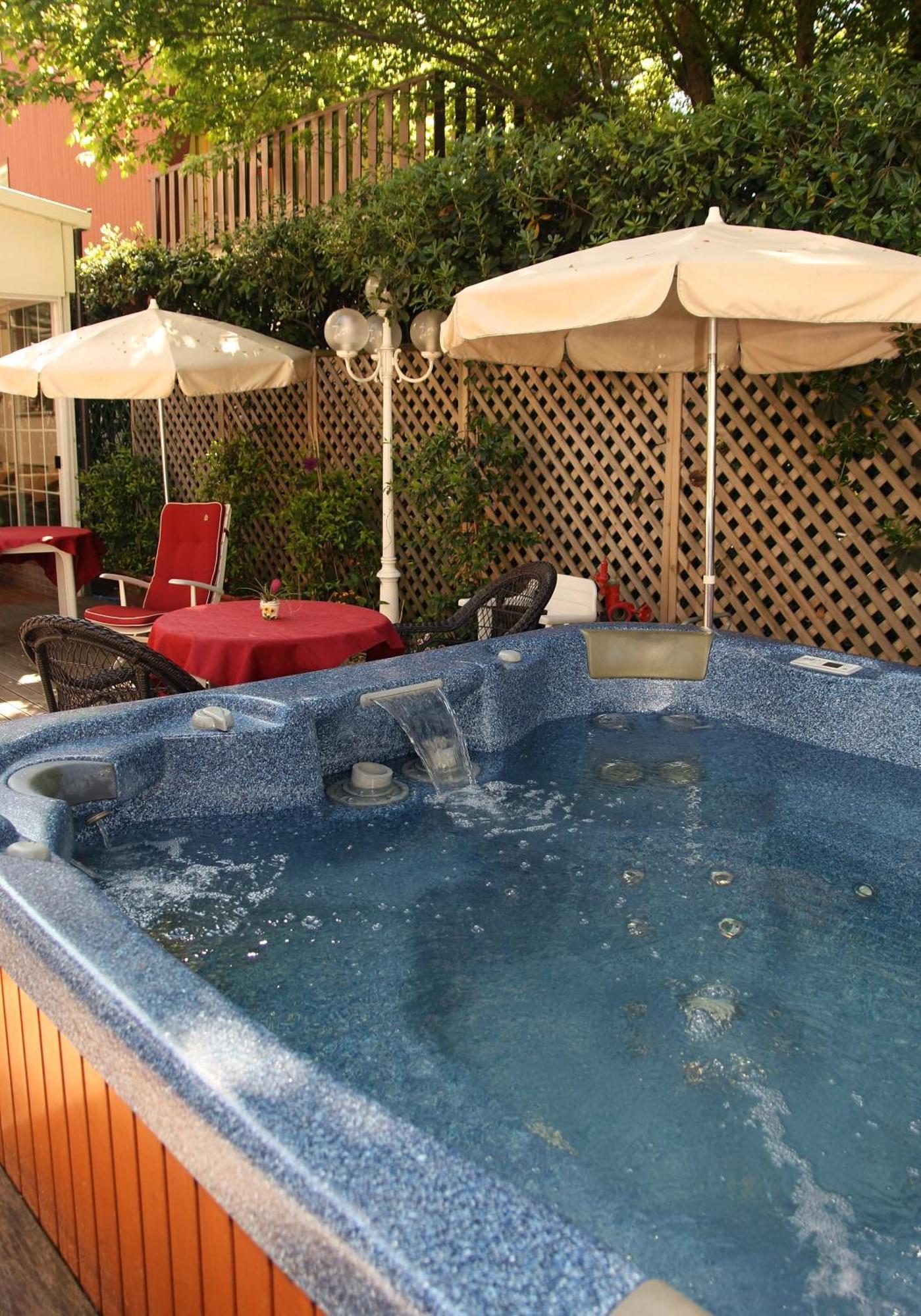 Hotel Santiago Milano Marittima Exteriör bild